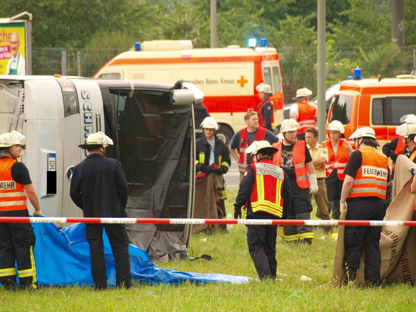 Schwerer Unfall mit Reisebus Lohmar Donrather Dreieck P244.JPG